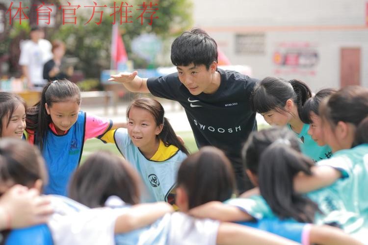 快乐足球 点燃梦想 女足活力玫瑰课堂在隆昌市黄家镇中心学校顺利举行 快乐足球 点燃梦想 女足活力玫瑰课堂在隆昌市黄家镇中心学校顺利举行